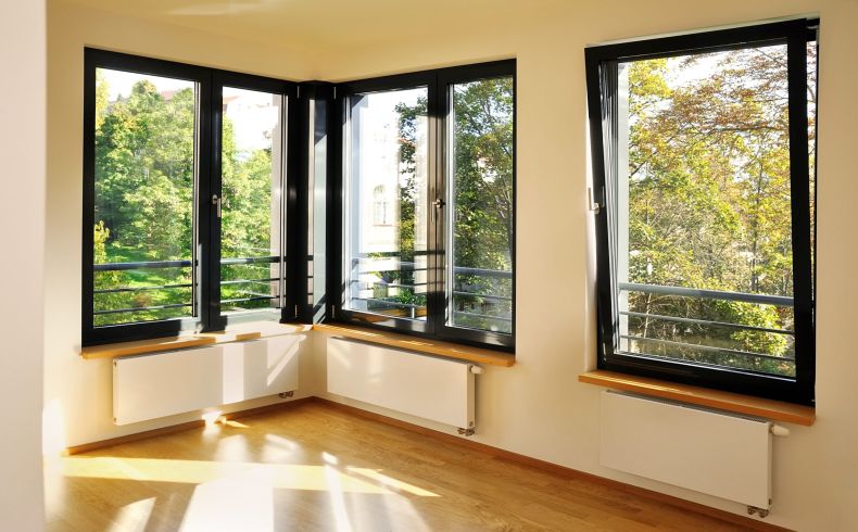 Infissi per abitazioni private: sostituzione delle finestre in un soggiorno con vista sul parco